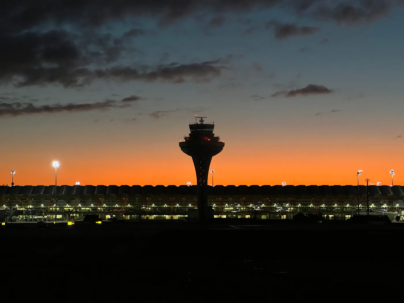 Estela de nubes iluminadas en tonos naranjas al atardecer