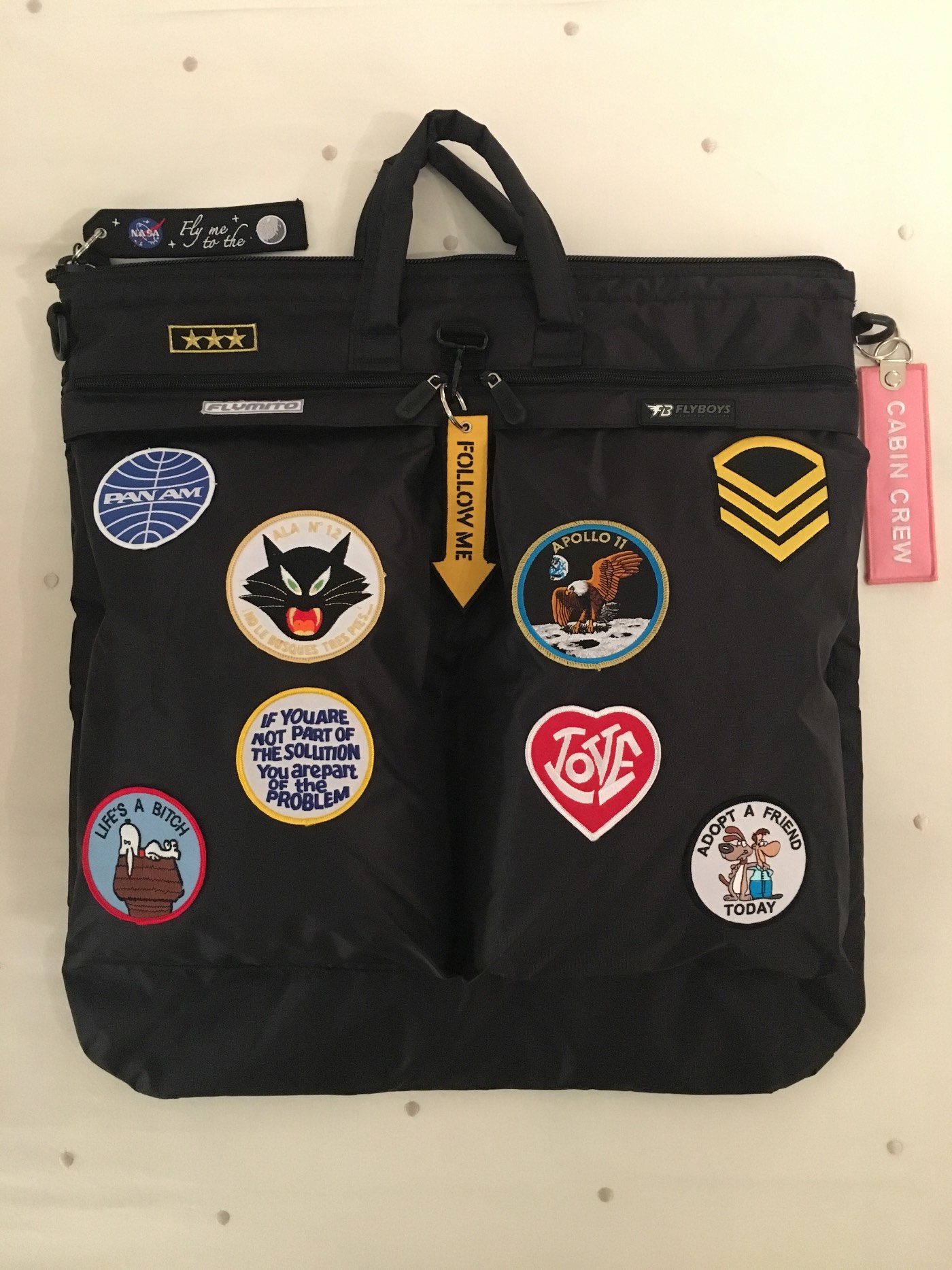 Bolsa de casco negra con parches bordados y etiqueta Remove Before Flight