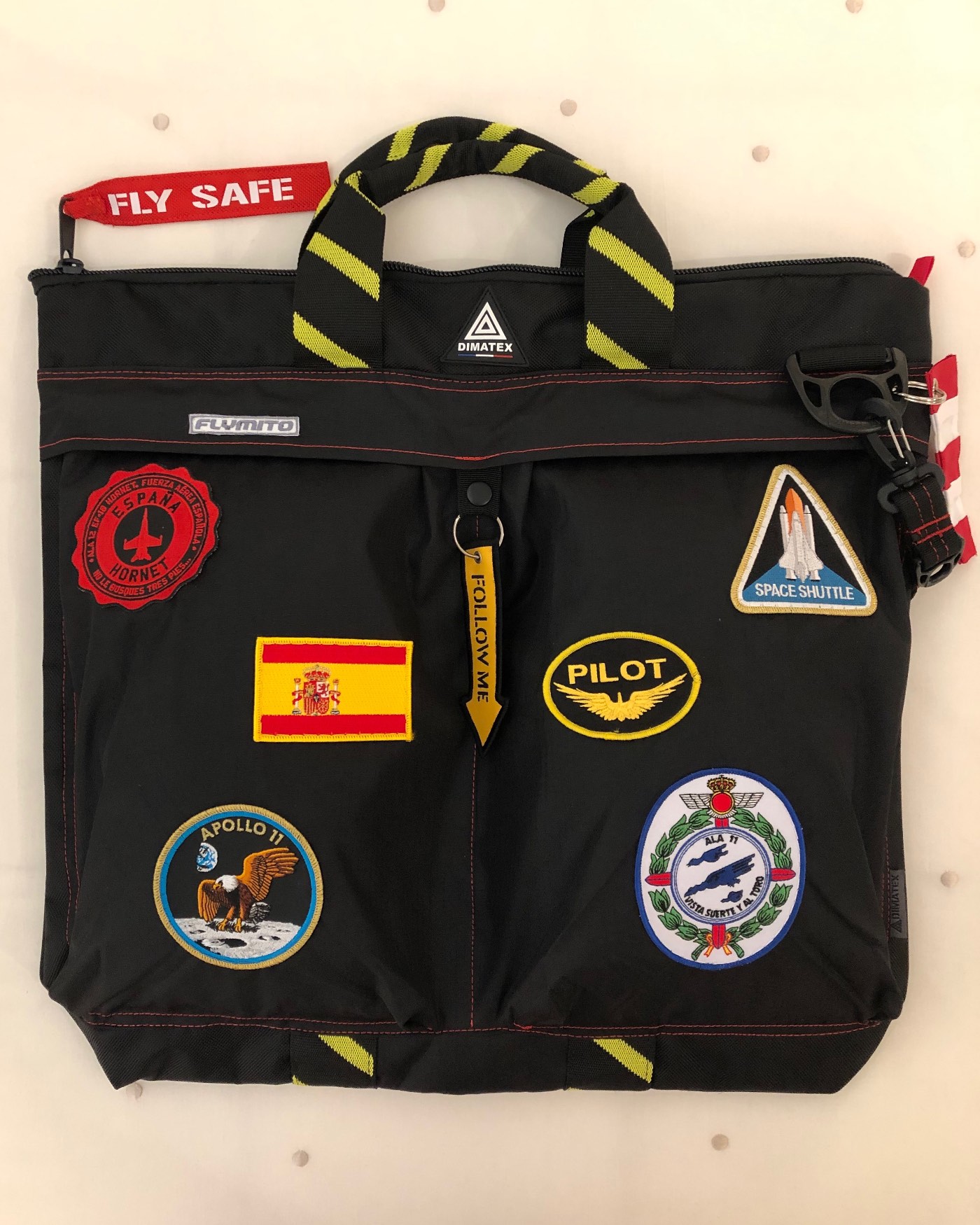 Bolsa de casco negra con parches Fragile y abeja y etiqueta Cabin Crew