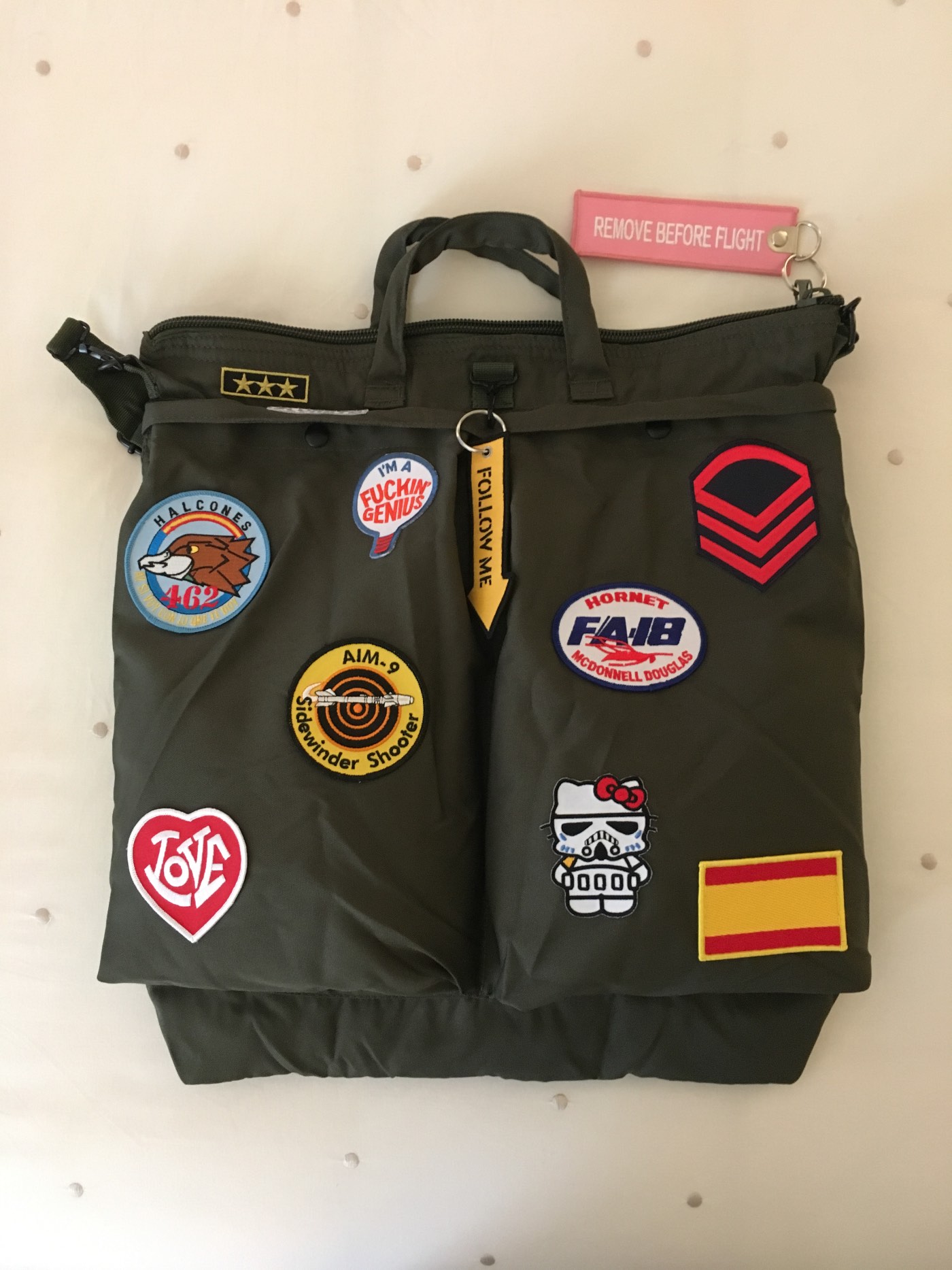 Bolsa de casco verde militar con parches y etiqueta Remove Before Flight