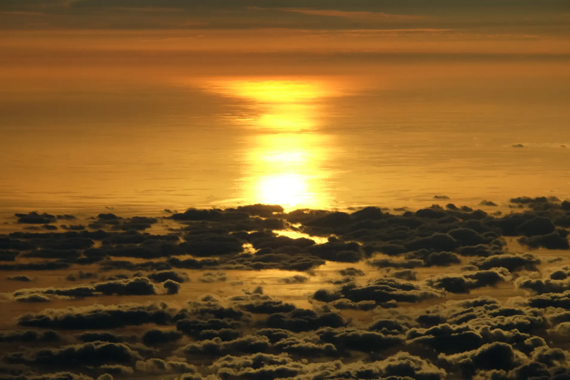 Amanecer dorado sobre un mar de nubes