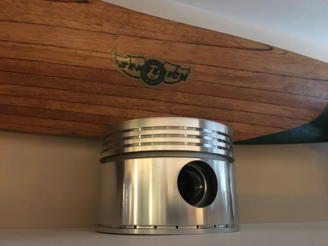 Hélice de madera laminada con su emblema y un pistón de motor radial pulido